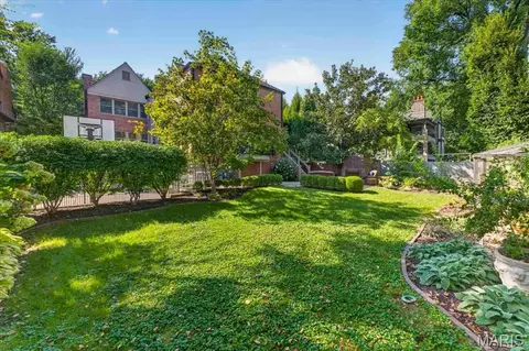 Exterior - 44 Broadview Dr, Saint Louis, MO 63105 photo 6 of 9