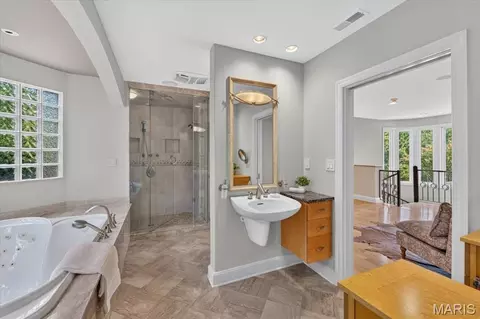 Bath - 44 Broadview Dr, Saint Louis, MO 63105 photo 4 of 6