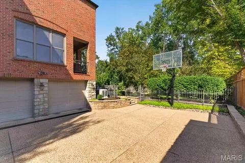 Exterior - 44 Broadview Dr, Saint Louis, MO 63105 photo 8 of 9