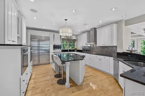Kitchen - 44 Broadview Dr, Saint Louis, MO 63105 photo 1 of 5