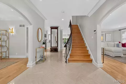 Entry Way - 44 Broadview Dr, Saint Louis, MO 63105 photo 1 of 2