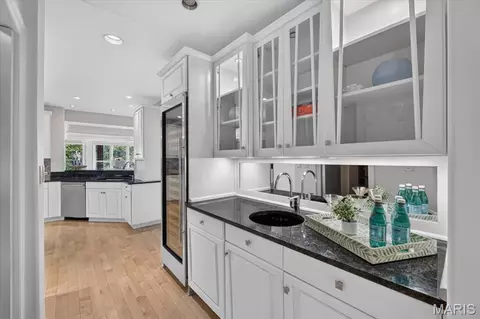 Kitchen - 44 Broadview Dr, Saint Louis, MO 63105 photo 4 of 5