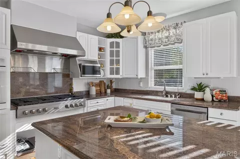 Kitchen - 2469 Clarjon Dr, Ballwin, MO 63021 photo 6 of 7