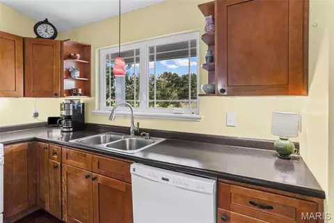 Kitchen - 6730 Cardinal Dr, Waterloo, IL 62298 photo 3 of 9