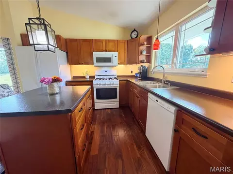 Kitchen - 6730 Cardinal Dr, Waterloo, IL 62298 photo 6 of 9