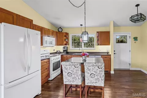 Kitchen - 6730 Cardinal Dr, Waterloo, IL 62298 photo 2 of 9