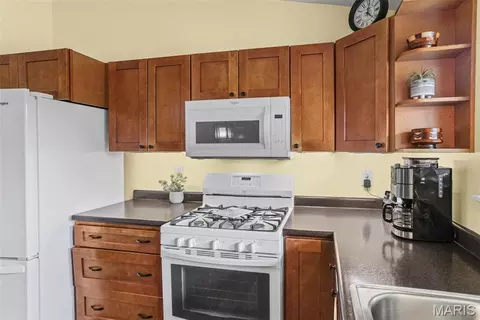 Kitchen - 6730 Cardinal Dr, Waterloo, IL 62298 photo 4 of 9