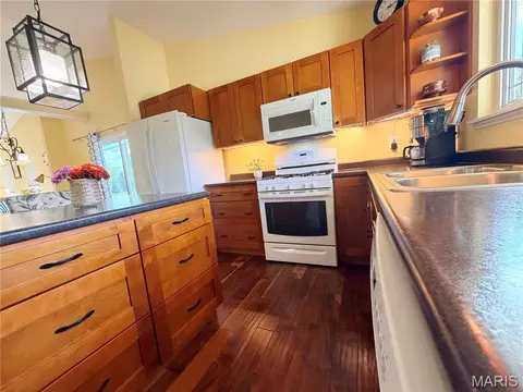 Kitchen - 6730 Cardinal Dr, Waterloo, IL 62298 photo 7 of 9