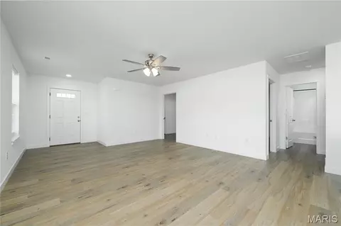 Living - 105 Daniels Ct, Saint Robert, MO 65584 photo 5 of 5