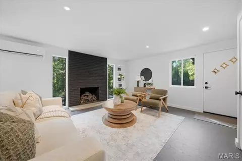 Living - 707 Genteman Rd, O'fallon, MO 63366 photo 3 of 4