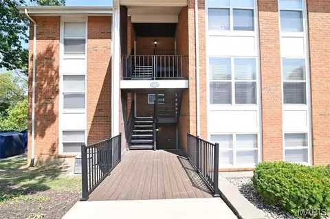 1963 Greenpoint Dr #203, Saint Louis, MO 63122