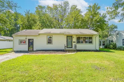 2 Manas Dr, Belleville, IL 62226