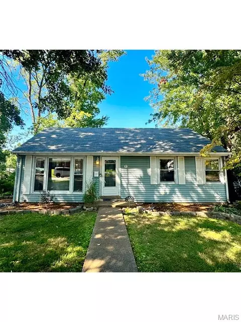 7009 Greenholly Dr, Affton, MO 63123