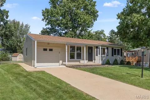 11919 Holly Brook Dr, Maryland Heights, MO 63043