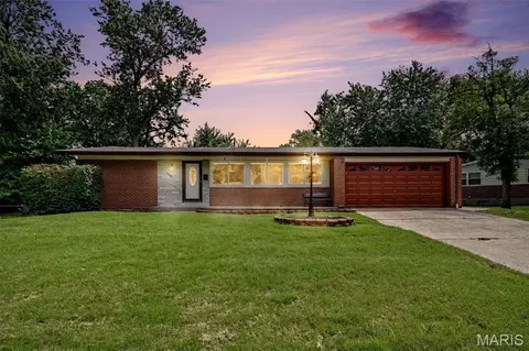 1540 Hialeah Pl, Florissant, MO 63033