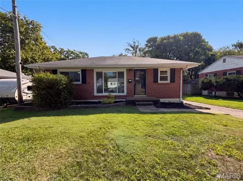 1320 Gahan Dr, Florissant, MO 63031