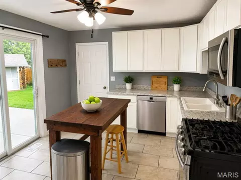 Kitchen - 405 Ackerman Pl, Troy, IL 62294 photo 2 of 2