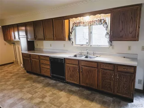 Kitchen - 606 Greentree Rd, Rolla, MO 65401 photo 4 of 6