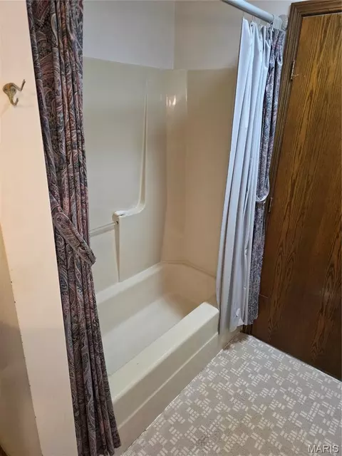 Bath - 606 Greentree Rd, Rolla, MO 65401 photo 3 of 7