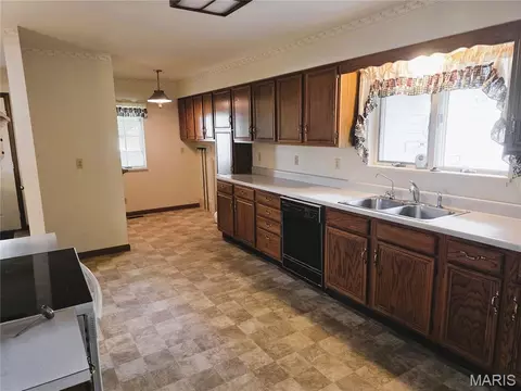 Kitchen - 606 Greentree Rd, Rolla, MO 65401 photo 3 of 6