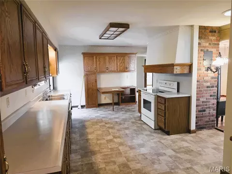 Kitchen - 606 Greentree Rd, Rolla, MO 65401 photo 2 of 6