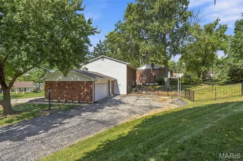 Exterior - 1009 Spinoza Pl, Ballwin, MO 63011 photo 5 of 6