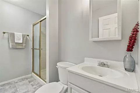 Bath - 1009 Spinoza Pl, Ballwin, MO 63011 photo 3 of 4