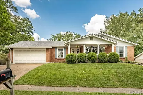 9363 Hazelridge Dr, Sunset Hills, MO 63126