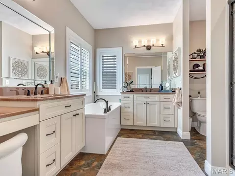 Bath - 600 Covington Dr, Waterloo, IL 62298 photo 1 of 6