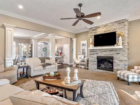 Living - 600 Covington Dr, Waterloo, IL 62298 photo 5 of 8