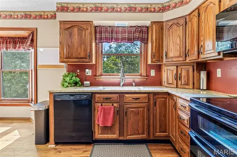Kitchen - 1559 Saddle Dr, Festus, MO 63028 photo 5 of 5