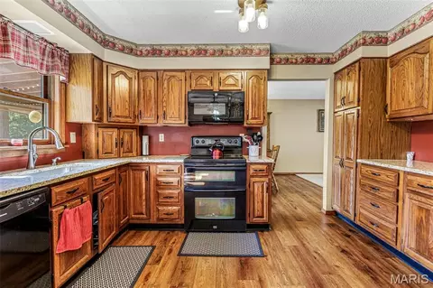 Kitchen - 1559 Saddle Dr, Festus, MO 63028 photo 2 of 5