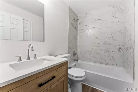 Bath - 1319 Springfield Dr, Belleville, IL 62221 photo 3 of 3