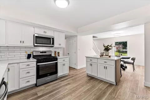 Kitchen - 1319 Springfield Dr, Belleville, IL 62221 photo 2 of 5