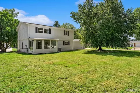 Exterior - 1319 Springfield Dr, Belleville, IL 62221 photo 5 of 6