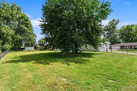 Exterior - 1319 Springfield Dr, Belleville, IL 62221 photo 6 of 6