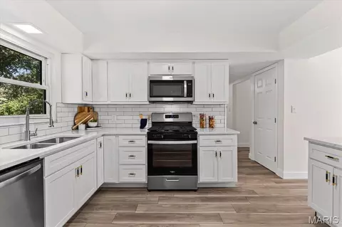 Kitchen - 1319 Springfield Dr, Belleville, IL 62221 photo 4 of 5