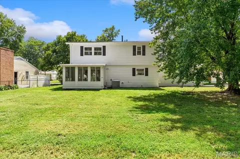 Exterior - 1319 Springfield Dr, Belleville, IL 62221 photo 2 of 6