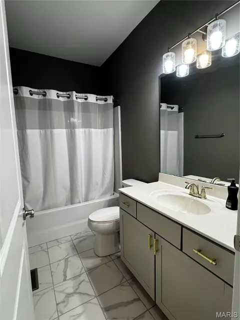 Bath - 401 Copperfield Ct, Saint Charles, MO 63301 photo 5 of 6