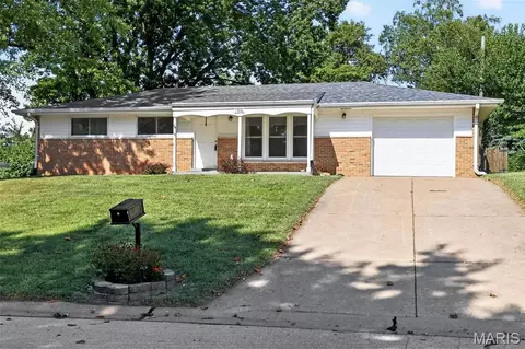 1316 Clearview Dr, Saint Charles, MO 63303