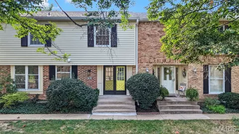 808 Coalport Dr, Saint Louis, MO 63141