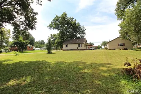 Exterior - 822 Sparta St, Saint Libory, IL 62282 photo 6 of 9