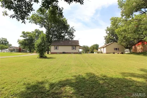 Exterior - 822 Sparta St, Saint Libory, IL 62282 photo 5 of 9