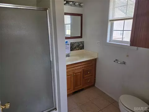 Bath - 97 Concord Dr, Marshfield, MO 65706 photo 1 of 2