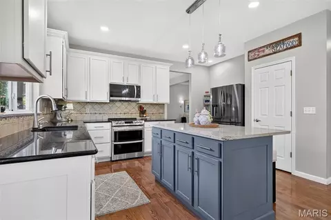 Kitchen - 522 Ironwood Dr, O'fallon, MO 63368 photo 2 of 5
