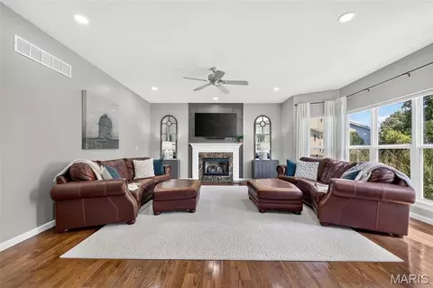 Living - 522 Ironwood Dr, O'fallon, MO 63368 photo 3 of 4