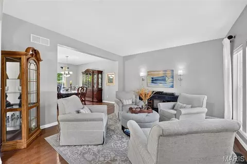Living - 522 Ironwood Dr, O'fallon, MO 63368 photo 2 of 4