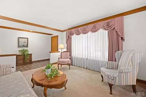 Living - 1027 Shadow Ridge Xing, O'fallon, IL 62269 photo 2 of 5