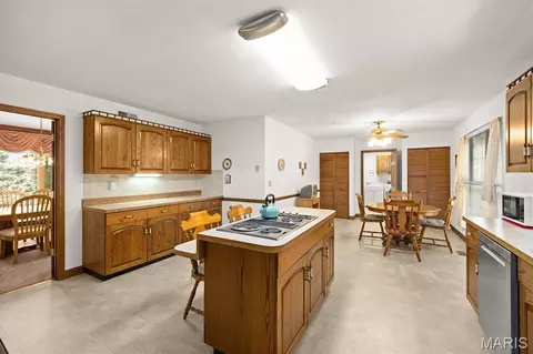 Kitchen - 1027 Shadow Ridge Xing, O'fallon, IL 62269 photo 6 of 7