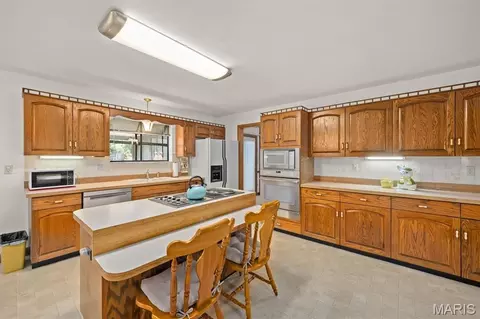 Kitchen - 1027 Shadow Ridge Xing, O'fallon, IL 62269 photo 2 of 7